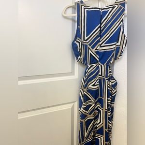 Dress with mid-drift cut out